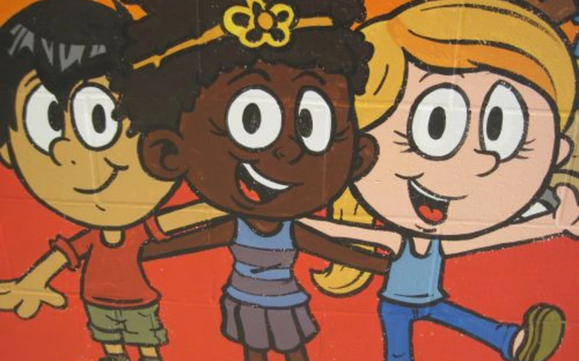 murale de trois élèves différents se tenant par les épaules et souriants