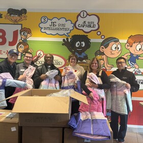 Les Chevaliers de Colomb de la basilique Notre-Dame ont fait un généreux don de manteaux d’hiver