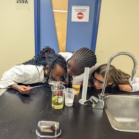 les élèves de 6e année ont découvert les laboratoires du Collège catholique Samuel-Genest